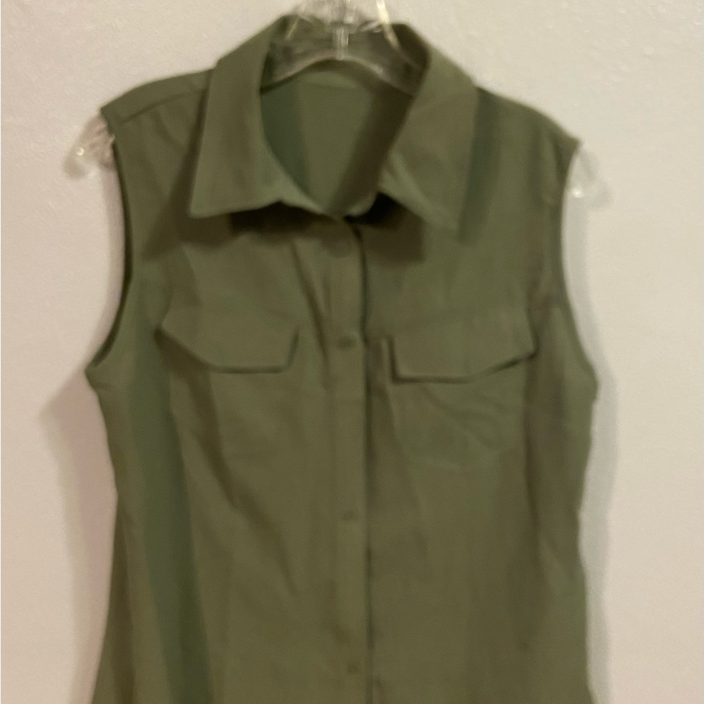 New ladies, button-down sleeveless blouse.